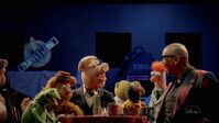 RuPaul e vários outros Muppets.
