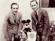 Roy samen met zijn broer Walt Disney bij de oprichting van Disney Brothers Cartoon Studio.
