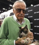 Stan Lee con Grumpy Cat.