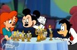Minnie presenta a Roxanne y Max a la familia de Lumiere en House of Mouse.