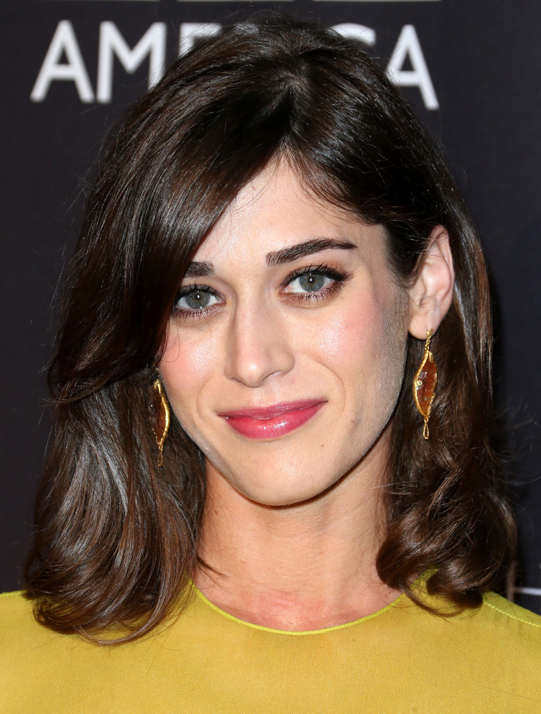 Lizzy Caplan's Friends Don't Care That She's An Actor