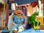 Kermit and Piggy on their float in Disney World
