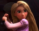 Rapunzel se defiende con su sartén.