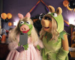 Muppets Haunted Mansion - Kermit and Piggy