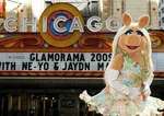 Glamorama.jpg (32 KB) Miss Piggy outside the Chicago Theater.