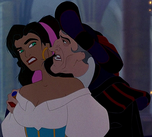 Frollo sorprende a Esmeralda por detrás.