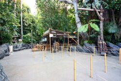 Entrance to the queue. Guests may obtain a single-rider pass from any cast member working here.