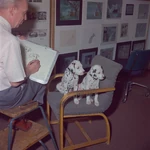 Эрик Ларсон зарисовывает щенков-далматинцев.