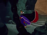 Snow-white-disneyscreencaps.com-5627.jpg (176 КБ) Королева идет по подземелью.