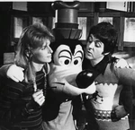 Paul McCartney and his wife, Linda Eastman, with Goofy.