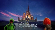 Kermit e Animal ao lado do logo da Disney visto em Os Muppets.