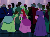 Lady Tremaine observa a la chica misteriosa que baila con el Principe.