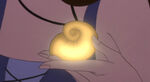 Little-mermaid-disneyscreencaps.com-7760.jpg (48 kB) Vanessa segura o colar como a voz de Ariel brilha dentro.