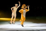 Timón con Simba en Disney On Ice