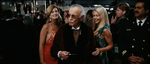 Stan Lee en Iron Man como Hugh Hefner