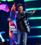 Zac Efron accepting his "Choice Drama Movie Actor" award for The Greatest Showman during the 2018 Teen Choice Awards.