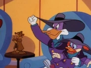 Бэзил камео в виде бронзовой статуи в эпизоде" Чёрный Плащ " торговые лица".