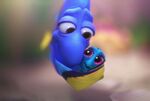 Dory abraza a su padre.