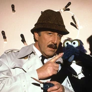 Peter Sellers.jpg (28 kB) Sellers as Inspector Clouseau with Gonzo