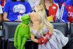 LAClippersGame-(2015-03-15)-Kermit&Piggy-Kiss.jpg (91 KB)