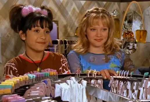 LM S1E11 Lizzie and Miranda at the mall