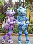 Flik y Atta en un parque Disney.