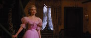 Ella con indosso il vestito nel remake.