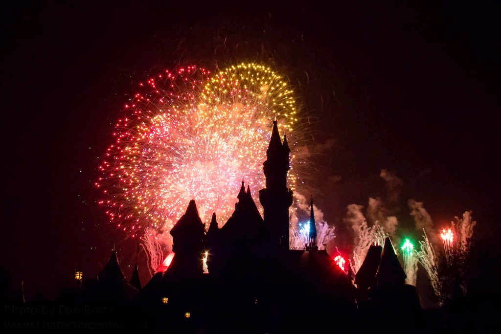 2022-disneyland-paris-castle-night-time-fireworks-mickey-mouse-firework 