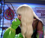 Kiss gaga kermit holiday