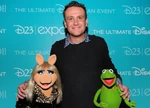 830px-D23 2011 Segel Piggy Kermit.jpg (105 KB) Piggy with Kermit and Jason Segel at the 2011 D23 Expo.