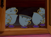 Chip duerme con sus hermanos y hermanas.