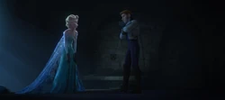 Chạm trán giữa Elsa và Hans khi cô bị khóa chặt tay ở nhà giam.