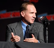 Ralph Fiennes habla en la Comic Con de Nueva York en 2019.