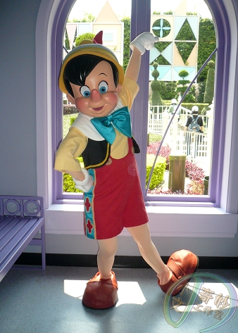Pinocchio (character)  Pinocchio, Disneyland pictures, Pets movie