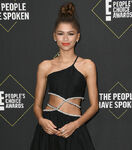 Zendaya arrives at the 2019 Peoples' Choice Awards.