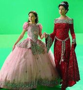 Cô bé Bạch Tuyết cùng với mẹ cô Eva trong Once Upon a Time