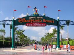 Disneyland Hồng Kông: Khám phá không gian thần tiên đầy lý tưởng với Disneyland Hồng Kông, tại đó bạn sẽ bị mê hoặc bởi những diễn viên mặc trang phục của các nhân vật yêu thích và đồng thời thưởng ngoạn những trò chơi hấp dẫn, với không khí đầy màu sắc và sự thư giãn nhẹ nhàng.