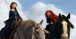 La Reina Elinor junto a Mérida montando a caballo.