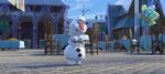 Olaf umarmt Schneechen