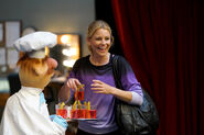 The Swedish Chef biedt Elizabeth Banks een drankje aan in The Muppets.