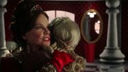 Once Upon a Time in Wonderland - 1x11 - Heart of the Matter - Ana Hugs Cora