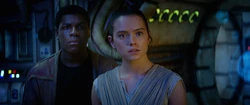 Rey y Finn escuchando la historia de Han Solo.