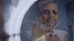 Once Upon a Time - 4x08 - Smash the Mirror - Cracked Mirror