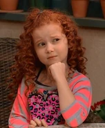 Chloe James en Dog With a Blog