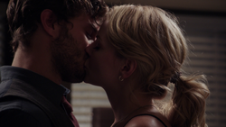 Once Upon a Time - 1x07 - The Heart Is a Lonely Hunter - Emma and Graham Kiss