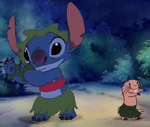 Rufus y Stitch bailan hula.