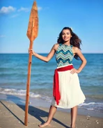 كارمن سليمان تحتفل بصدور النسخة العربية لفيلم موانا بإرتداء ملابس الشخصية وإلتقاط صورة بالقرب من المحيط