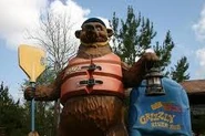 Images (36).jpg (8 KB) The monumental grizzly bear statue in front of the attraction's queue.