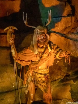 Spaceship-earth-caveman-animatronic-2-1050x1400
