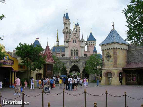 https://static.wikia.nocookie.net/disneyparks/images/8/87/Fantasyland_Hong_Kong_Disneyland.jpg/revision/latest?cb=20130702090037